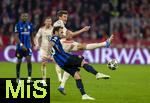 08.04.2025,  Fussball UEFA Championsleague 2024/2025: Viertelfinale Hinspiel, FC Bayern Mnchen - Inter Mailand, in der Allianz-Arena Mnchen. Thomas Mller (FC Bayern Mnchen) gegen Hakan Calhanoglu (Inter Mailand)