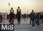 08.04.2025,  Fussball UEFA Championsleague 2024/2025: Viertelfinale Hinspiel, FC Bayern Mnchen - Inter Mailand, in der Allianz-Arena Mnchen. Berittene Polizeibeamten patroulieren vor dem Stadion auf der Esplanade