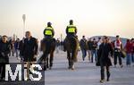 08.04.2025,  Fussball UEFA Championsleague 2024/2025: Viertelfinale Hinspiel, FC Bayern Mnchen - Inter Mailand, in der Allianz-Arena Mnchen. Berittene Polizeibeamten patroulieren vor dem Stadion auf der Esplanade