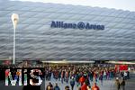 08.04.2025,  Fussball UEFA Championsleague 2024/2025: Viertelfinale Hinspiel, FC Bayern Mnchen - Inter Mailand, in der Allianz-Arena Mnchen. Zugang fr die Fans ber die Esplanade zum Stadion. Extra Dcher fr Photovoltaik-Module wurden am Eingangsbereich seit kurzem installiert.  
