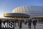 08.04.2025,  Fussball UEFA Championsleague 2024/2025: Viertelfinale Hinspiel, FC Bayern Mnchen - Inter Mailand, in der Allianz-Arena Mnchen. Zugang fr die Fans ber die Esplanade zum Stadion. Extra Dcher fr Photovoltaik-Module wurden am Eingangsbereich seit kurzem installiert.  