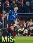 08.04.2025,  Fussball UEFA Championsleague 2024/2025: Viertelfinale Hinspiel, FC Bayern Mnchen - Inter Mailand, in der Allianz-Arena Mnchen. Alessandro Bastoni (Inter Mailand) am Ball 