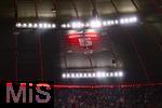 08.04.2025,  Fussball UEFA Championsleague 2024/2025: Viertelfinale Hinspiel, FC Bayern Mnchen - Inter Mailand, in der Allianz-Arena Mnchen.  Gedenken an den verstorbenen Franz Beckenbauer, ein groes Trikot mit der Nr.5 hngt am Stadiondach und ist jetzt sogar speziell beleuchtet. 