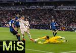 08.04.2025,  Fussball UEFA Championsleague 2024/2025: Viertelfinale Hinspiel, FC Bayern Mnchen - Inter Mailand, in der Allianz-Arena Mnchen. re: Torwart Yann Sommer (Inter Mailand) hechtet zum Ball vor Harry Kane (FC Bayern Mnchen). Benjamin Pavard (Inter Mailand) 