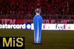 08.04.2025,  Fussball UEFA Championsleague 2024/2025: Viertelfinale Hinspiel, FC Bayern Mnchen - Inter Mailand, in der Allianz-Arena Mnchen. Der Spielball (Finale 2025 Ball) liegt auf der mystisch beleuchteten Stele bereit vor dem Spiel.  