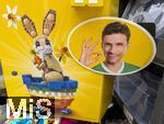 10.04.2025, Verkaufsdisplay in einem Supermarkt in Bayern, Fussballspieler Thomas Mller (FC Bayern Mnchen) ist Lego-Werbegesicht und wirbt hier mit seinem Konterfei fr LEGO Osterhasen.