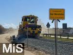 08.04.2025, Bad Wrishofen im Unterallgu, Die Bahnstrecke Trkheim - Bad Wrishofen ist derzeit wegen der Baustelle wegen der Gleisbauarbeiten fr den Verkehr stillgelegt, die Deutsche Bahn saniert das Gleisbett. Ein Spezial-Zug wechselt den Schotter vom Gleisbett aus. Hier am Ortsschild werden noch letzte Massnahmen am Schotterbett erledigt.