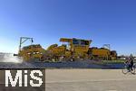 08.04.2025, Bad Wrishofen im Unterallgu, Die Bahnstrecke Trkheim - Bad Wrishofen ist derzeit wegen der Baustelle wegen der Gleisbauarbeiten fr den Verkehr stillgelegt, die Deutsche Bahn saniert das Gleisbett. Ein Spezial-Zug wechselt den Schotter vom Gleisbett aus. Hier am Ortseingang bei der Eishalle werden noch letzte Massnahmen am Schotterbett erledigt.