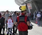 12.04.2025, Fussball 1. Bundesliga 2024/2025, 29. Spieltag,  FC Bayern Mnchen - Borussia Dortmund, in der Allianz-Arena Mnchen. Der Bierverkufer

