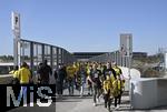 12.04.2025, Fussball 1. Bundesliga 2024/2025, 29. Spieltag,  FC Bayern Mnchen - Borussia Dortmund, in der Allianz-Arena Mnchen. Die Gegnerischen Fans - Die Dortmunder Fans kommen ins Stadion

