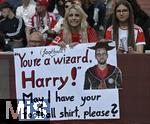 12.04.2025, Fussball 1. Bundesliga 2024/2025, 29. Spieltag,  FC Bayern Mnchen - Borussia Dortmund, in der Allianz-Arena Mnchen. Harry Kane (FC Bayern Mnchen) Fans auf der Tribne mit Plakat - Your a football wizard , Harry! May I have your football shirt , please ?

