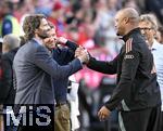 12.04.2025, Fussball 1. Bundesliga 2024/2025, 29. Spieltag,  FC Bayern Mnchen - Borussia Dortmund, in der Allianz-Arena Mnchen. Trainer Vincent Kompany (FC Bayern Mnchen) vor dem Interview

