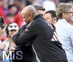 12.04.2025, Fussball 1. Bundesliga 2024/2025, 29. Spieltag,  FC Bayern Mnchen - Borussia Dortmund, in der Allianz-Arena Mnchen. Trainer Vincent Kompany (FC Bayern Mnchen) vor dem Interview, Hier umarmnt er Thomas Hitzelsberger (Deutschland).

