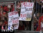 12.04.2025, Fussball 1. Bundesliga 2024/2025, 29. Spieltag,  FC Bayern Mnchen - Borussia Dortmund, in der Allianz-Arena Mnchen. Leon Goretzka (FC Bayern Mnchen) und Thomas Mller (FC Bayern Mnchen) Trikots sind hei begehrt, es werden sogar Geschwister getauscht,

