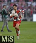 12.04.2025, Fussball 1. Bundesliga 2024/2025, 29. Spieltag,  FC Bayern Mnchen - Borussia Dortmund, in der Allianz-Arena Mnchen. Aleksandar Pavlovic (Bayern Mnchen)   beim Aufwrmen

