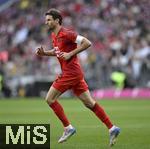 12.04.2025, Fussball 1. Bundesliga 2024/2025, 29. Spieltag,  FC Bayern Mnchen - Borussia Dortmund, in der Allianz-Arena Mnchen. Thomas Mller (FC Bayern Mnchen) spurtet

