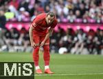 12.04.2025, Fussball 1. Bundesliga 2024/2025, 29. Spieltag,  FC Bayern Mnchen - Borussia Dortmund, in der Allianz-Arena Mnchen. Harry Kane (FC Bayern Mnchen) nachdenklich

