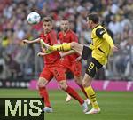 12.04.2025, Fussball 1. Bundesliga 2024/2025, 29. Spieltag,  FC Bayern Mnchen - Borussia Dortmund, in der Allianz-Arena Mnchen. v.l. Joshua Kimmich (FC Bayern Mnchen) gegen Pascal Gro (Borussia Dortmund) 

