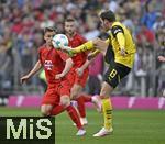 12.04.2025, Fussball 1. Bundesliga 2024/2025, 29. Spieltag,  FC Bayern Mnchen - Borussia Dortmund, in der Allianz-Arena Mnchen. v.l. Joshua Kimmich (FC Bayern Mnchen) gegen Pascal Gro (Borussia Dortmund) 

