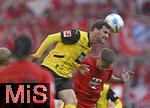 12.04.2025, Fussball 1. Bundesliga 2024/2025, 29. Spieltag,  FC Bayern Mnchen - Borussia Dortmund, in der Allianz-Arena Mnchen. v.l. Pascal Gro (Borussia Dortmund) gegen Joshua Kimmich (FC Bayern Mnchen) 

