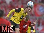 12.04.2025, Fussball 1. Bundesliga 2024/2025, 29. Spieltag,  FC Bayern Mnchen - Borussia Dortmund, in der Allianz-Arena Mnchen. v.l. Pascal Gro (Borussia Dortmund) gegen Joshua Kimmich (FC Bayern Mnchen) 

