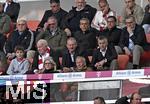 12.04.2025, Fussball 1. Bundesliga 2024/2025, 29. Spieltag,  FC Bayern Mnchen - Borussia Dortmund, in der Allianz-Arena Mnchen. v.l. Ehren-Prsident Uli Hoene (FC Bayern Mnchen, Hoeness) , Ex-Vorstandsvorsitzender Karl-Heinz Rummenigge (FC Bayern Mnchen) , x, Sportvorstand Max Eberl (Bayern Mnchen) und Vorstandsvorsitzender Jan-Christian Dreesen (FC Bayern Mnchen) , 

unten Prsident Herbert Hainer (FC Bayern) 

