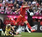 12.04.2025, Fussball 1. Bundesliga 2024/2025, 29. Spieltag,  FC Bayern Mnchen - Borussia Dortmund, in der Allianz-Arena Mnchen. v.l. Niklas Sle (Borussia Dortmund) gegen Harry Kane (FC Bayern Mnchen) 

