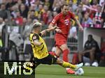 12.04.2025, Fussball 1. Bundesliga 2024/2025, 29. Spieltag,  FC Bayern Mnchen - Borussia Dortmund, in der Allianz-Arena Mnchen. v.l. Niklas Sle (Borussia Dortmund) gegen Harry Kane (FC Bayern Mnchen) 

