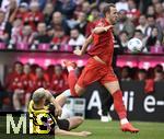12.04.2025, Fussball 1. Bundesliga 2024/2025, 29. Spieltag,  FC Bayern Mnchen - Borussia Dortmund, in der Allianz-Arena Mnchen. v.l. Niklas Sle (Borussia Dortmund) gegen Harry Kane (FC Bayern Mnchen) 


