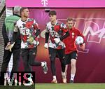 12.04.2025, Fussball 1. Bundesliga 2024/2025, 29. Spieltag,  FC Bayern Mnchen - Borussia Dortmund, in der Allianz-Arena Mnchen. Leon Klanac (FC Bayern Mnchen).

