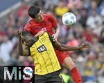 12.04.2025, Fussball 1. Bundesliga 2024/2025, 29. Spieltag,  FC Bayern Mnchen - Borussia Dortmund, in der Allianz-Arena Mnchen. v.l. Min-jae Kim (Bayern Mnchen, Minjae Kim) gegen Serhou Yadaly Guirassy (Borussia Dortmund) 

