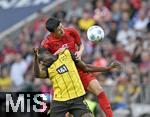 12.04.2025, Fussball 1. Bundesliga 2024/2025, 29. Spieltag,  FC Bayern Mnchen - Borussia Dortmund, in der Allianz-Arena Mnchen. v.l. Min-jae Kim (Bayern Mnchen, Minjae Kim) gegen Serhou Yadaly Guirassy (Borussia Dortmund) 

