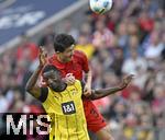 12.04.2025, Fussball 1. Bundesliga 2024/2025, 29. Spieltag,  FC Bayern Mnchen - Borussia Dortmund, in der Allianz-Arena Mnchen. v.l. Min-jae Kim (Bayern Mnchen, Minjae Kim) gegen Serhou Yadaly Guirassy (Borussia Dortmund) 

