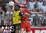 12.04.2025, Fussball 1. Bundesliga 2024/2025, 29. Spieltag,  FC Bayern Mnchen - Borussia Dortmund, in der Allianz-Arena Mnchen. v.l. Serhou Yadaly Guirassy (Borussia Dortmund) gegen Min-jae Kim (Bayern Mnchen, Minjae Kim) 

