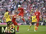 12.04.2025, Fussball 1. Bundesliga 2024/2025, 29. Spieltag,  FC Bayern Mnchen - Borussia Dortmund, in der Allianz-Arena Mnchen. Josip Stanisic (Bayern Mnchen) kpft den Ball. v.l. Emre Can (Borussia Dortmund), Josip Stanisic (Bayern Mnchen), Maximilian Beier (Borussia Dortmund) und Harry Kane (FC Bayern Mnchen) 

