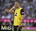 12.04.2025, Fussball 1. Bundesliga 2024/2025, 29. Spieltag,  FC Bayern Mnchen - Borussia Dortmund, in der Allianz-Arena Mnchen. Waldemar Anton (Borussia Dortmund) unzufrieden

