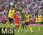 12.04.2025, Fussball 1. Bundesliga 2024/2025, 29. Spieltag,  FC Bayern Mnchen - Borussia Dortmund, in der Allianz-Arena Mnchen. Torwart Gregor Kobel (Borussia Dortmund) gegen Emre Can (Borussia Dortmund) 

