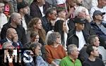 12.04.2025, Fussball 1. Bundesliga 2024/2025, 29. Spieltag,  FC Bayern Mnchen - Borussia Dortmund, in der Allianz-Arena Mnchen. Jamal Musiala (FC Bayern Mnchen) als Zuschauer auf der Tribne mit .

