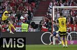 12.04.2025, Fussball 1. Bundesliga 2024/2025, 29. Spieltag,  FC Bayern Mnchen - Borussia Dortmund, in der Allianz-Arena Mnchen. Maximilian Beier (Borussia Dortmund) trifft zum 0:;1 gegen Torwart Jonas Urbig (FC Bayern Mnchen) 


