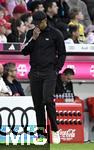 12.04.2025, Fussball 1. Bundesliga 2024/2025, 29. Spieltag,  FC Bayern Mnchen - Borussia Dortmund, in der Allianz-Arena Mnchen. Trainer Vincent Kompany (FC Bayern Mnchen) nachdenklich.

