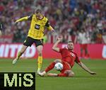12.04.2025, Fussball 1. Bundesliga 2024/2025, 29. Spieltag,  FC Bayern Mnchen - Borussia Dortmund, in der Allianz-Arena Mnchen. v.l. Maximilian Beier (Borussia Dortmund) gegen Eric Dier (FC Bayern Mnchen) 

