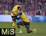 12.04.2025, Fussball 1. Bundesliga 2024/2025, 29. Spieltag,  FC Bayern Mnchen - Borussia Dortmund, in der Allianz-Arena Mnchen. Julian Brandt (Borussia Dortmund) ksst Serhou Yadaly Guirassy (Borussia Dortmund) 

