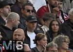 12.04.2025, Fussball 1. Bundesliga 2024/2025, 29. Spieltag,  FC Bayern Mnchen - Borussia Dortmund, in der Allianz-Arena Mnchen. Jamal Musiala (FC Bayern Mnchen) kann nur zuschauen, er ist wegen einer Verletzung nicht dabei, Neben ihm

