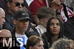 12.04.2025, Fussball 1. Bundesliga 2024/2025, 29. Spieltag,  FC Bayern Mnchen - Borussia Dortmund, in der Allianz-Arena Mnchen. Jamal Musiala (FC Bayern Mnchen) kann nur zuschauen, er ist wegen einer Verletzung nicht dabei, Neben ihm

