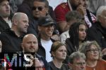 12.04.2025, Fussball 1. Bundesliga 2024/2025, 29. Spieltag,  FC Bayern Mnchen - Borussia Dortmund, in der Allianz-Arena Mnchen. Jamal Musiala (FC Bayern Mnchen) kann nur zuschauen, er ist wegen einer Verletzung nicht dabei, Neben ihm

