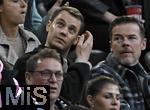 12.04.2025, Fussball 1. Bundesliga 2024/2025, 29. Spieltag,  FC Bayern Mnchen - Borussia Dortmund, in der Allianz-Arena Mnchen. Jamal Musiala (FC Bayern Mnchen) kann nur zuschauen, er ist wegen einer Verletzung nicht dabei, Neben ihm

