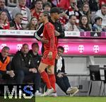 12.04.2025, Fussball 1. Bundesliga 2024/2025, 29. Spieltag,  FC Bayern Mnchen - Borussia Dortmund, in der Allianz-Arena Mnchen. Leroy Sane (Bayern Mnchen) geht aus dem Spiel . Trainer Vincent Kompany (FC Bayern Mnchen) 

