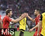 12.04.2025, Fussball 1. Bundesliga 2024/2025, 29. Spieltag,  FC Bayern Mnchen - Borussia Dortmund, in der Allianz-Arena Mnchen. Torjubel von Thomas Mller (FC Bayern Mnchen) und Raphael Guerreiro (FC Bayern Mnchen) 

