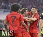 12.04.2025, Fussball 1. Bundesliga 2024/2025, 29. Spieltag,  FC Bayern Mnchen - Borussia Dortmund, in der Allianz-Arena Mnchen. v.l. Serge Gnabry (FC Bayern Mnchen), Thomas Mller (FC Bayern Mnchen) und Raphael Guerreiro (FC Bayern Mnchen) jubeln 

