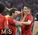 12.04.2025, Fussball 1. Bundesliga 2024/2025, 29. Spieltag,  FC Bayern Mnchen - Borussia Dortmund, in der Allianz-Arena Mnchen. v.l.  Thomas Mller (FC Bayern Mnchen) und Raphael Guerreiro (FC Bayern Mnchen) jubeln 

